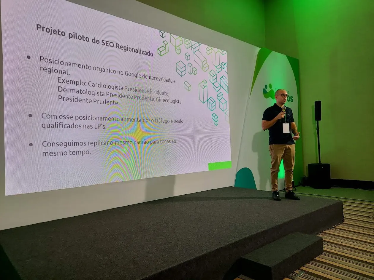 Vinicius Lima presentando un proyecto de SEO regionalizado